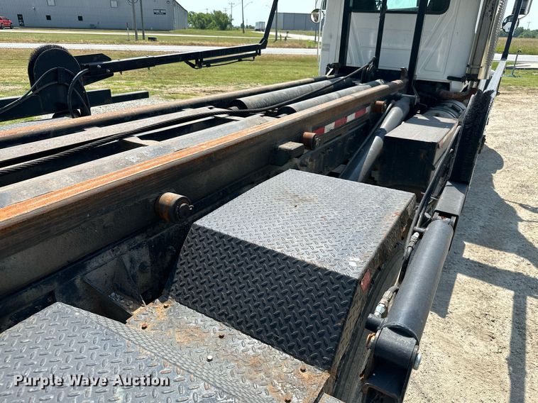 image for item MB9550 2005 Mack CV713  roll-off container truck