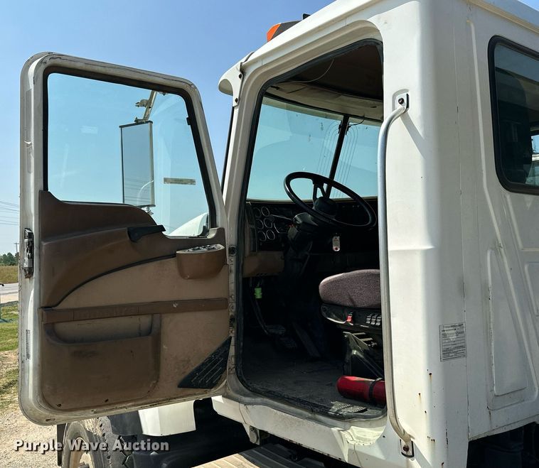 image for item MB9550 2005 Mack CV713  roll-off container truck