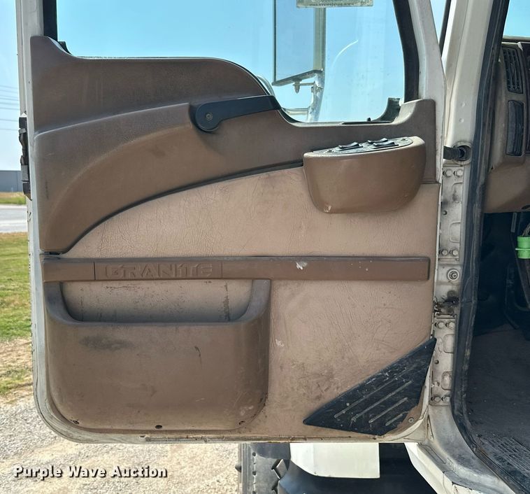 image for item MB9550 2005 Mack CV713  roll-off container truck