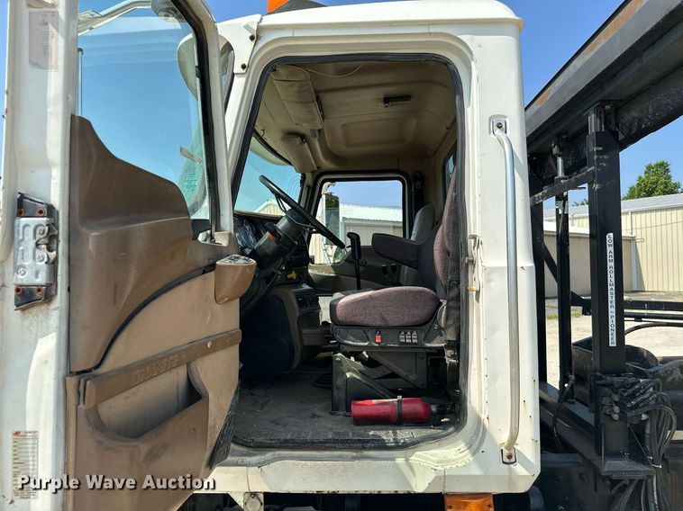 image for item MB9550 2005 Mack CV713  roll-off container truck