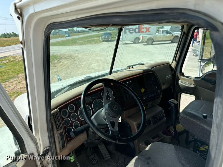 image for item MB9550 2005 Mack CV713  roll-off container truck