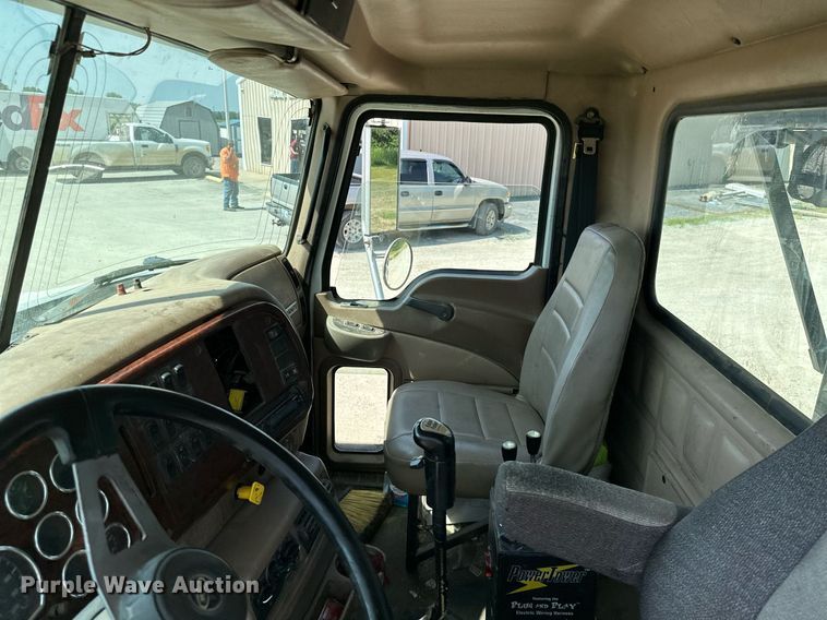 image for item MB9550 2005 Mack CV713  roll-off container truck