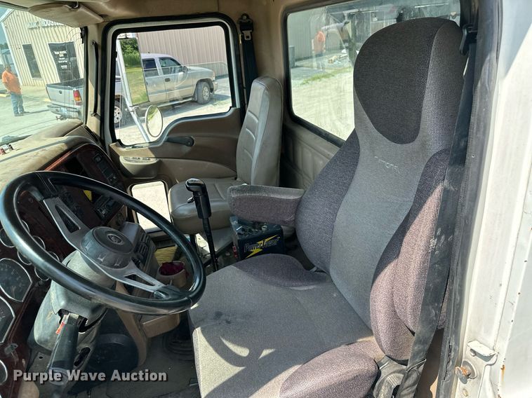 image for item MB9550 2005 Mack CV713  roll-off container truck