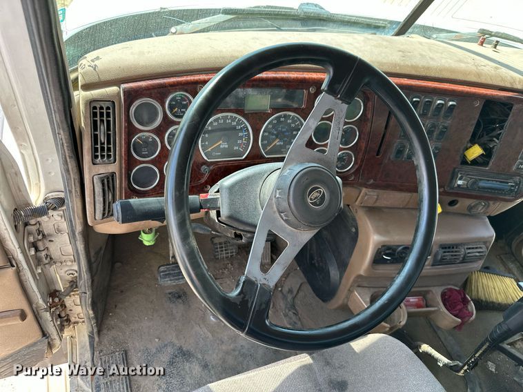 image for item MB9550 2005 Mack CV713  roll-off container truck