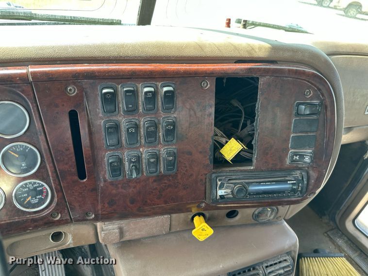 image for item MB9550 2005 Mack CV713  roll-off container truck