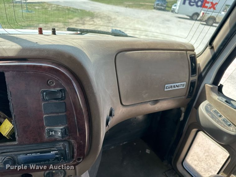 image for item MB9550 2005 Mack CV713  roll-off container truck