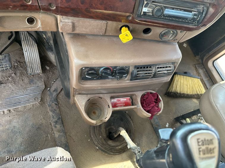 image for item MB9550 2005 Mack CV713  roll-off container truck