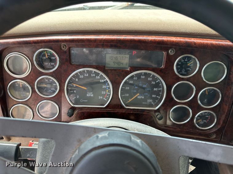 image for item MB9550 2005 Mack CV713  roll-off container truck