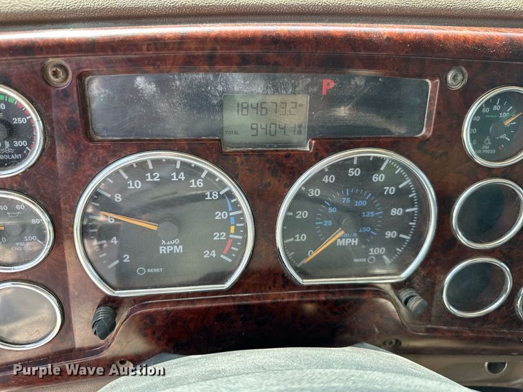 image for item MB9550 2005 Mack CV713  roll-off container truck