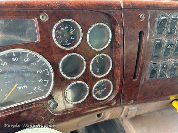 image for item MB9550 2005 Mack CV713  roll-off container truck