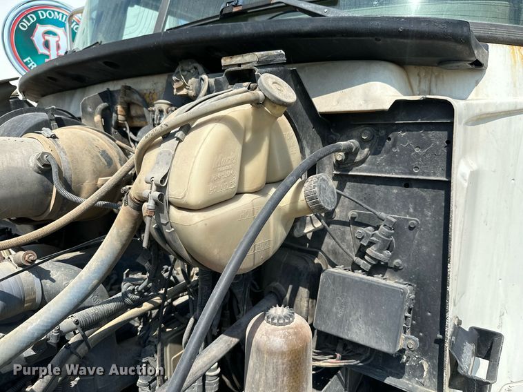 image for item MB9550 2005 Mack CV713  roll-off container truck