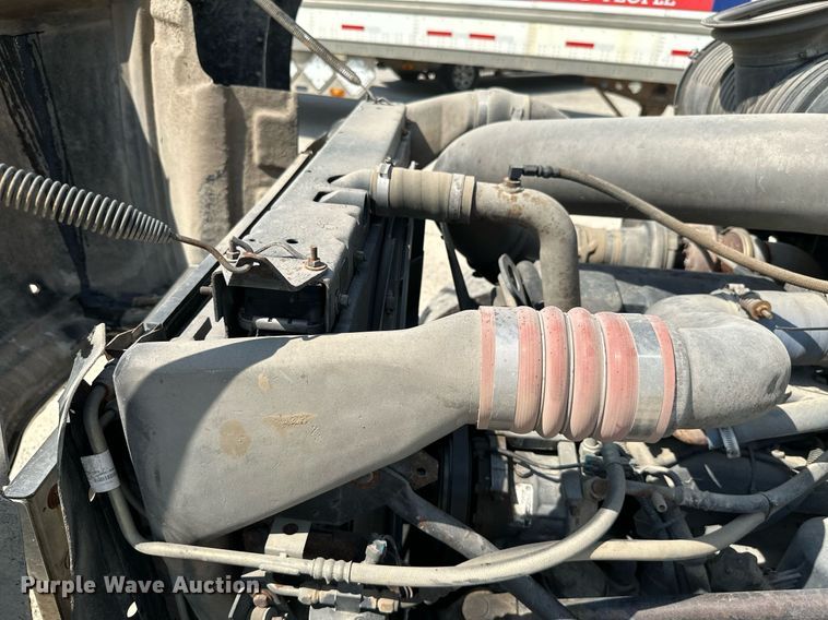 image for item MB9550 2005 Mack CV713  roll-off container truck