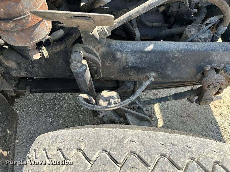 image for item MB9550 2005 Mack CV713  roll-off container truck