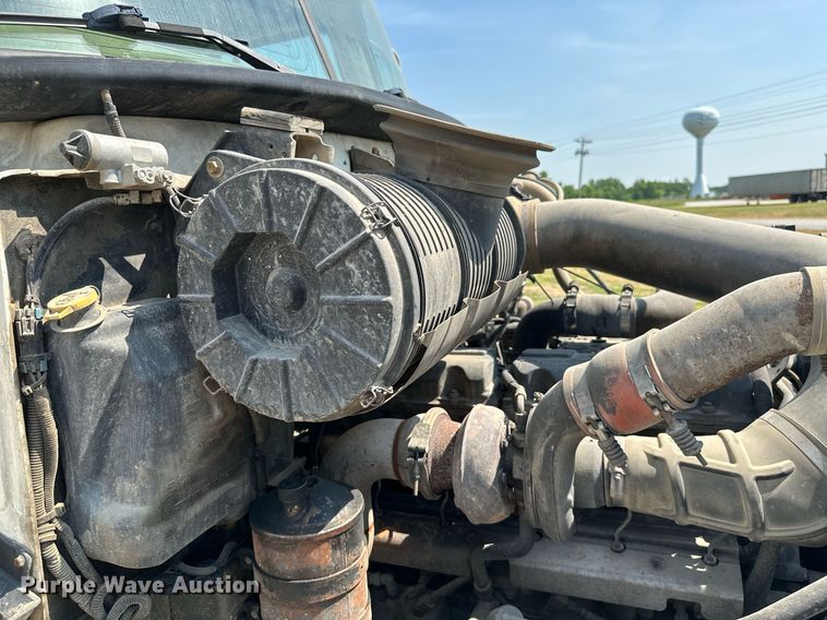 image for item MB9550 2005 Mack CV713  roll-off container truck