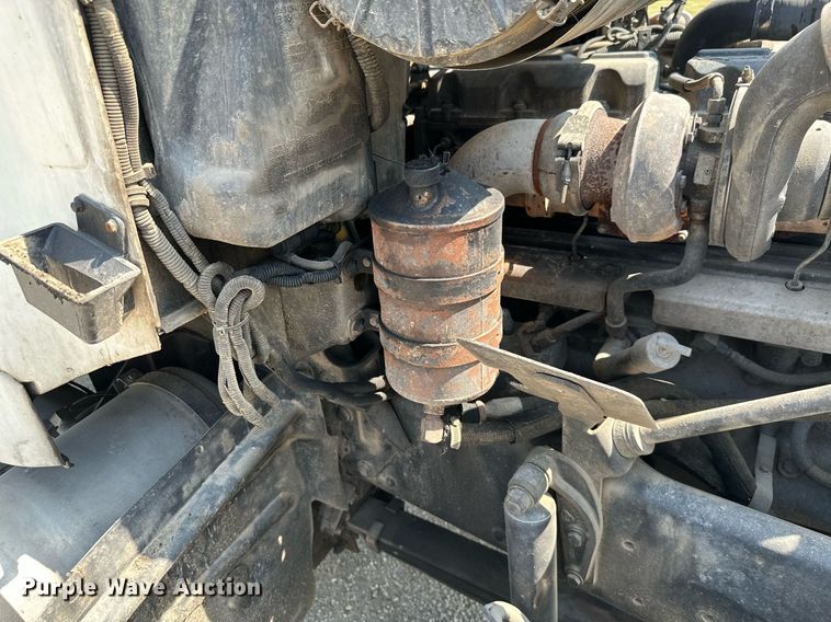 image for item MB9550 2005 Mack CV713  roll-off container truck