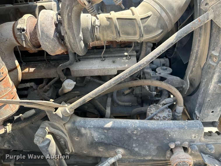 image for item MB9550 2005 Mack CV713  roll-off container truck