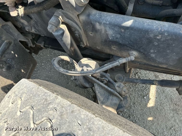 image for item MB9550 2005 Mack CV713  roll-off container truck