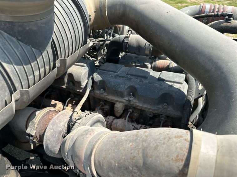 image for item MB9550 2005 Mack CV713  roll-off container truck