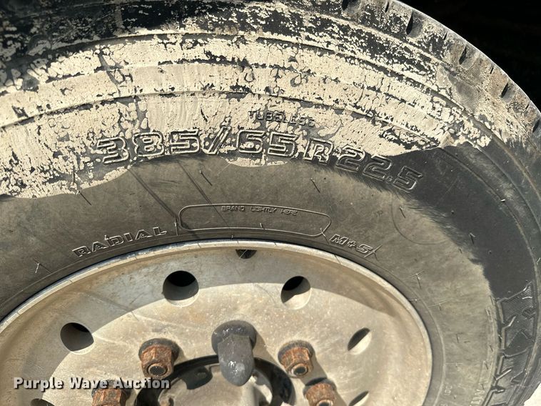 image for item MB9550 2005 Mack CV713  roll-off container truck