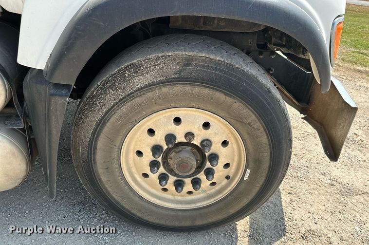 image for item MB9550 2005 Mack CV713  roll-off container truck