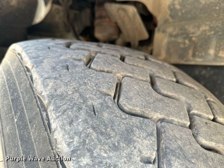 image for item MB9550 2005 Mack CV713  roll-off container truck