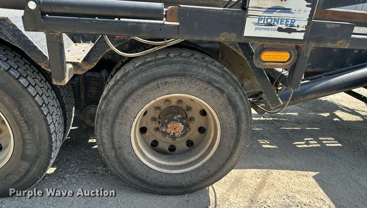 image for item MB9550 2005 Mack CV713  roll-off container truck