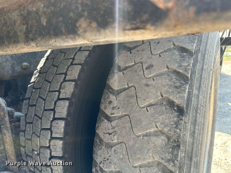 image for item MB9550 2005 Mack CV713  roll-off container truck