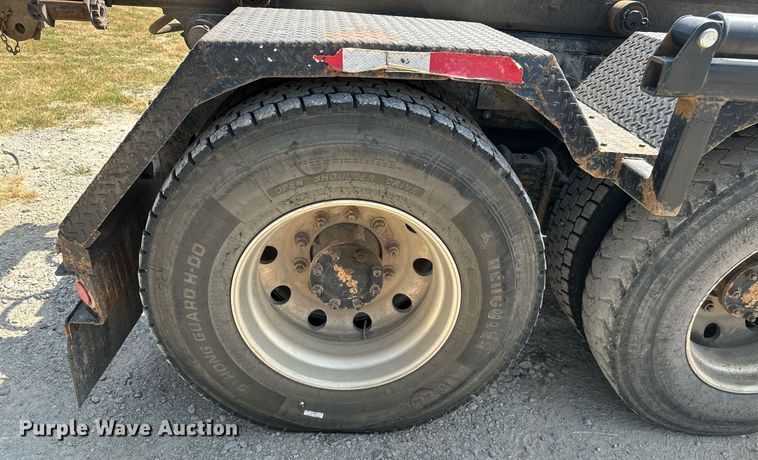 image for item MB9550 2005 Mack CV713  roll-off container truck