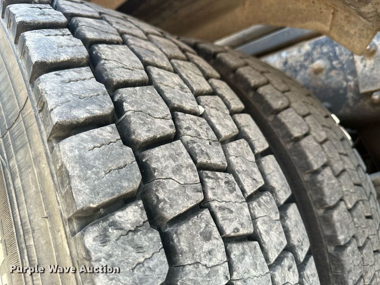 image for item MB9550 2005 Mack CV713  roll-off container truck