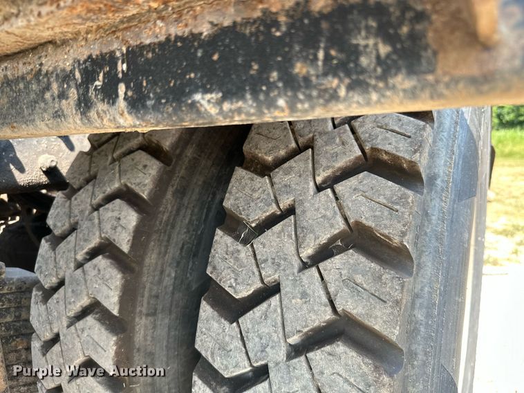 image for item MB9550 2005 Mack CV713  roll-off container truck