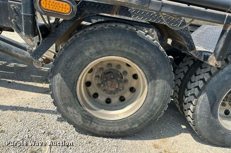 image for item MB9550 2005 Mack CV713  roll-off container truck