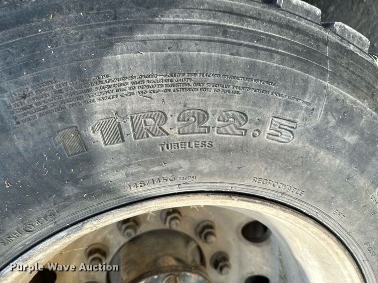 image for item MB9550 2005 Mack CV713  roll-off container truck