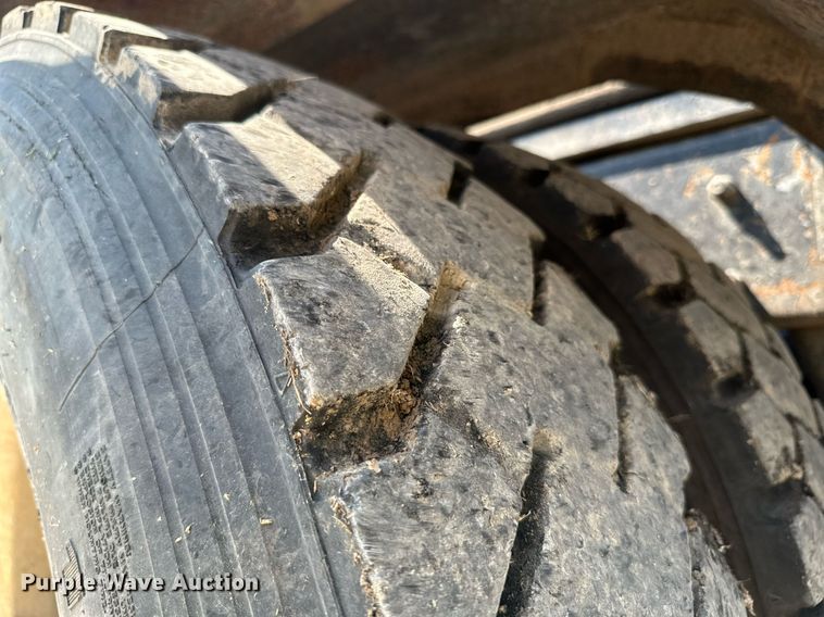 image for item MB9550 2005 Mack CV713  roll-off container truck