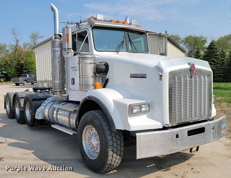 image for item ML9397 2001 Kenworth T800  semi truck