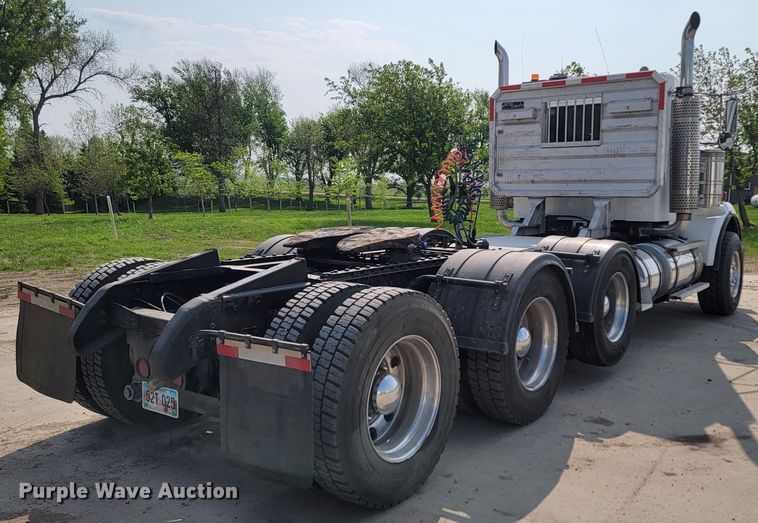 image for item ML9397 2001 Kenworth T800  semi truck