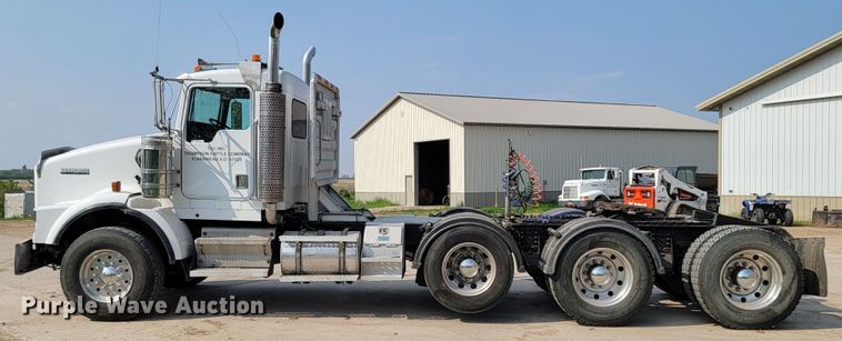 image for item ML9397 2001 Kenworth T800  semi truck