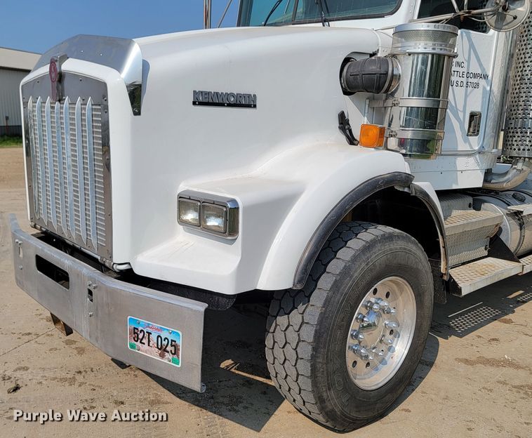 image for item ML9397 2001 Kenworth T800  semi truck