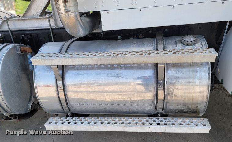 image for item ML9397 2001 Kenworth T800  semi truck