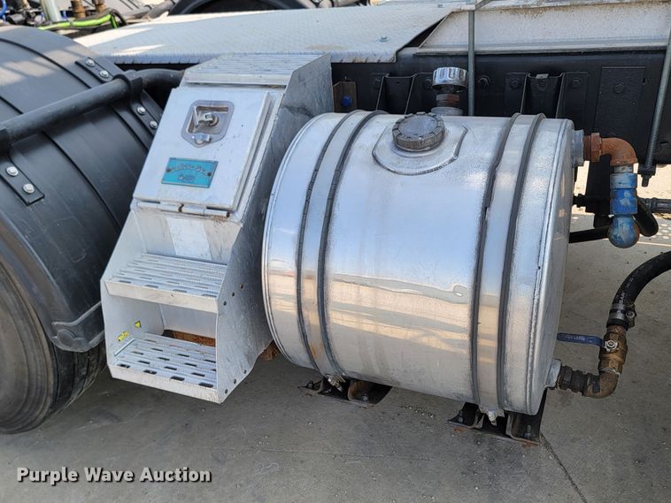 image for item ML9397 2001 Kenworth T800  semi truck