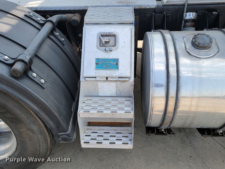 image for item ML9397 2001 Kenworth T800  semi truck