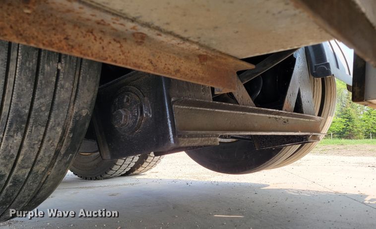 image for item ML9397 2001 Kenworth T800  semi truck