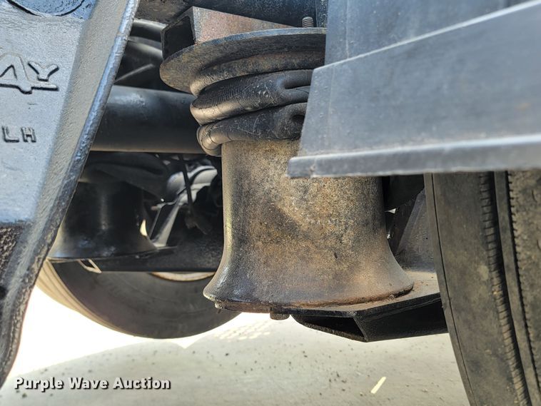 image for item ML9397 2001 Kenworth T800  semi truck