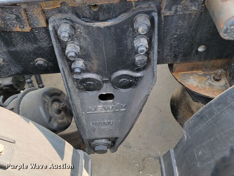 image for item ML9397 2001 Kenworth T800  semi truck