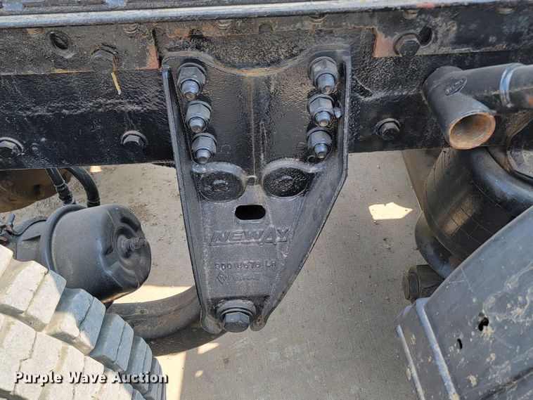 image for item ML9397 2001 Kenworth T800  semi truck