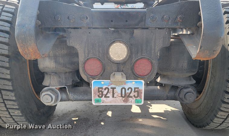 image for item ML9397 2001 Kenworth T800  semi truck