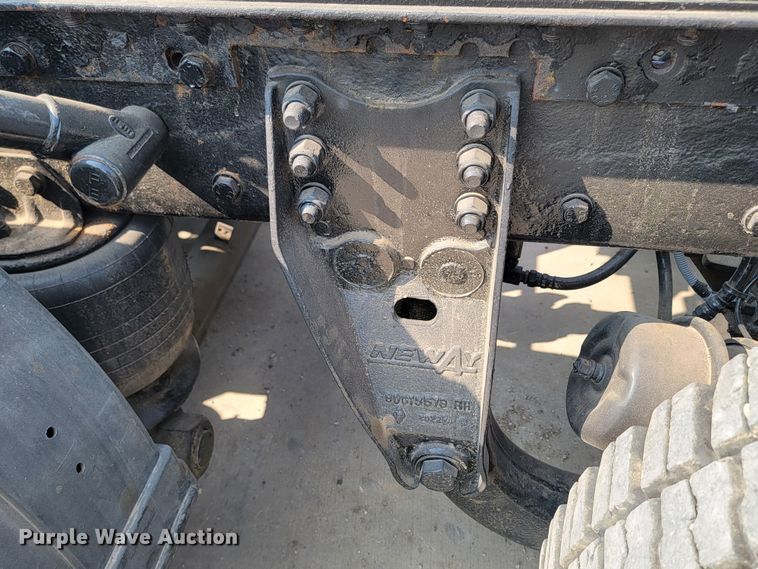 image for item ML9397 2001 Kenworth T800  semi truck