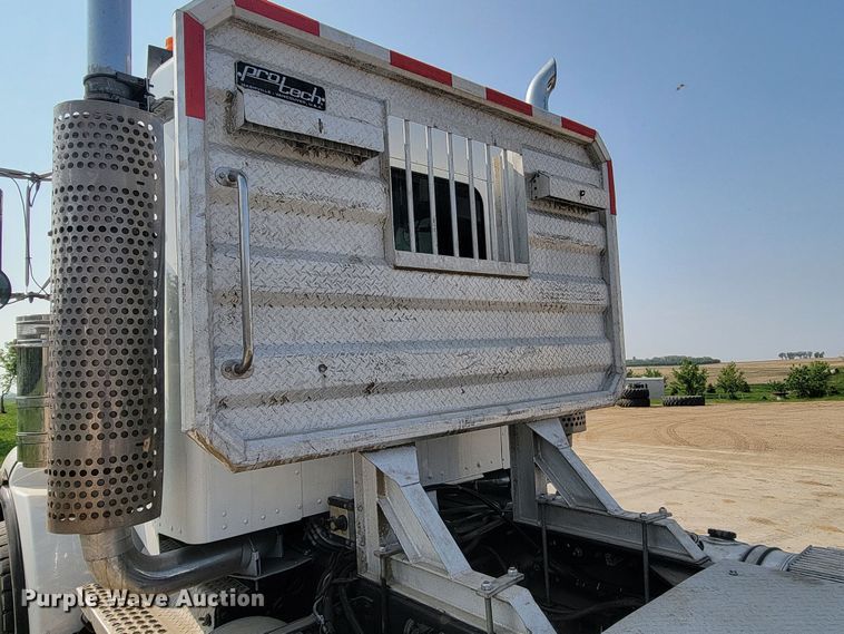 image for item ML9397 2001 Kenworth T800  semi truck