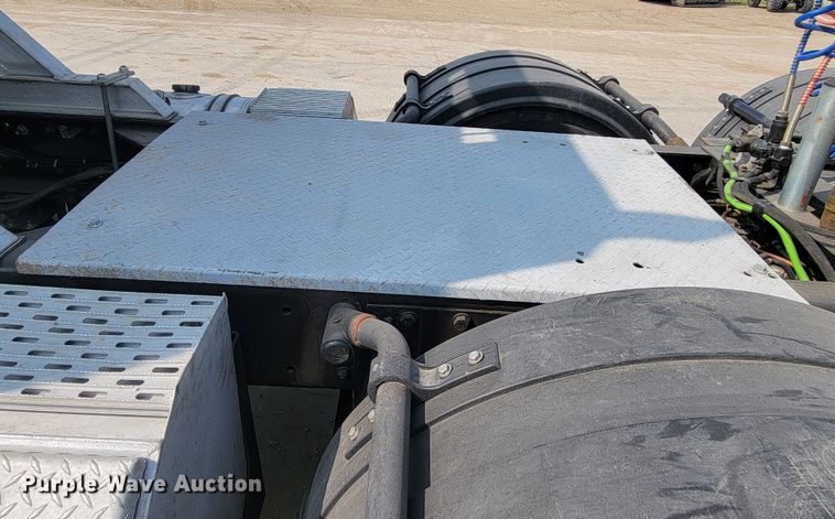 image for item ML9397 2001 Kenworth T800  semi truck