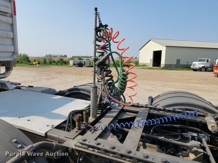 image for item ML9397 2001 Kenworth T800  semi truck