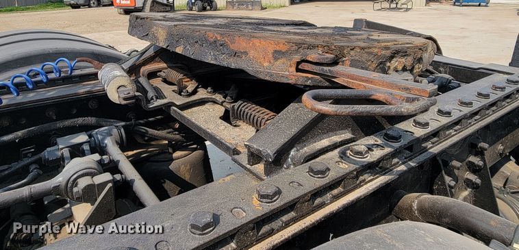 image for item ML9397 2001 Kenworth T800  semi truck